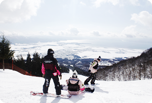 在“绝景・猪苗代滑雪场”附近充分享受滑雪和滑雪板