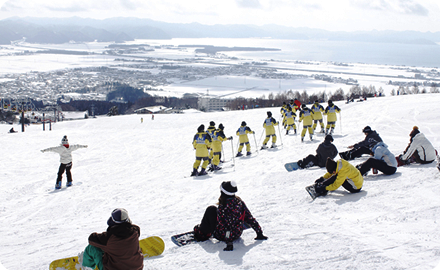 For skiing and snowboarding in Tohoku and Fukushima, choose InaSki! Join the club to get free weekday lift tickets and half-price tickets on weekends and holidays at the Inawashiro Ski Resort.