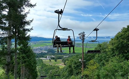 夏季登山リフトを利用する事により、標高1,100mまで約20分、リフト降り場から山頂まで約2時間