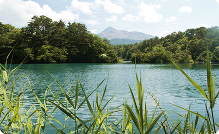 Mysterious Goshiki-numa, where the colors change to green, red, and blue due to plants and algae