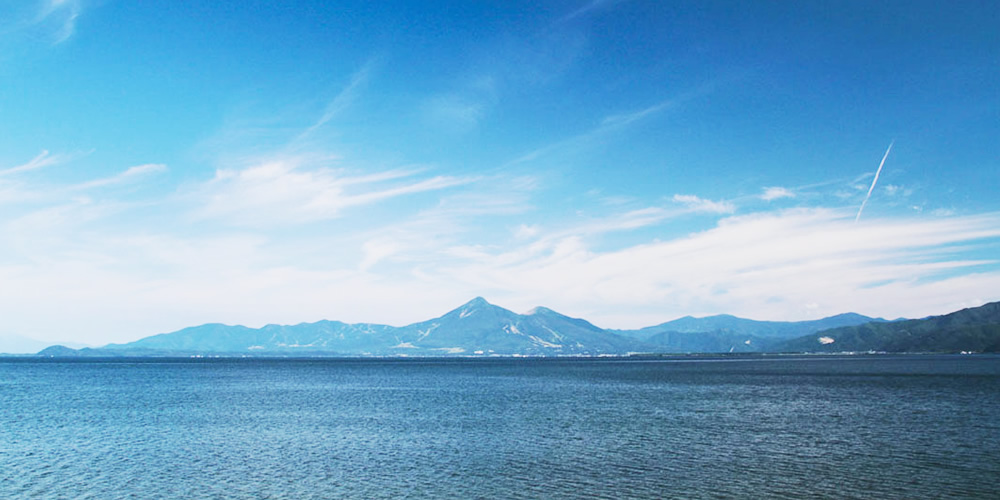 透过稻城湖看到的壮丽磐梯山