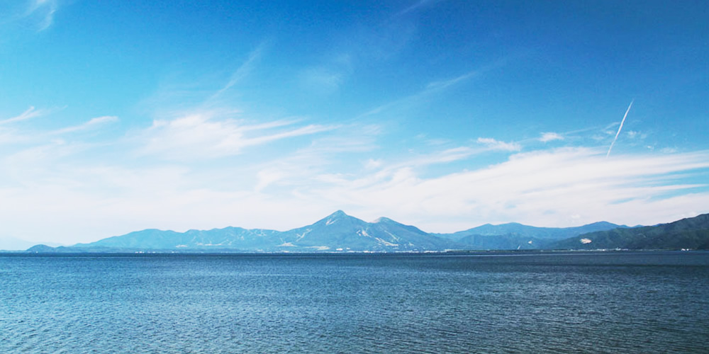 猪苗代湖越しに見える絶景磐梯山