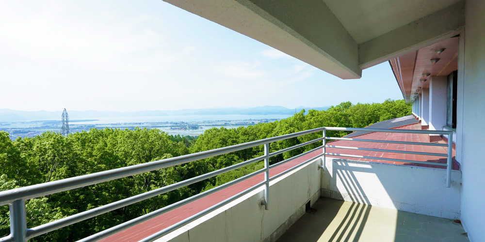 広々としたベランダから一望できる猪苗代湖の絶景